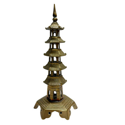 Nahaufnahme der filigranen Spitze der Begleittürme, ein Symbol für den Aufstieg zur Erleuchtung in der sino-tibetischen Kunst