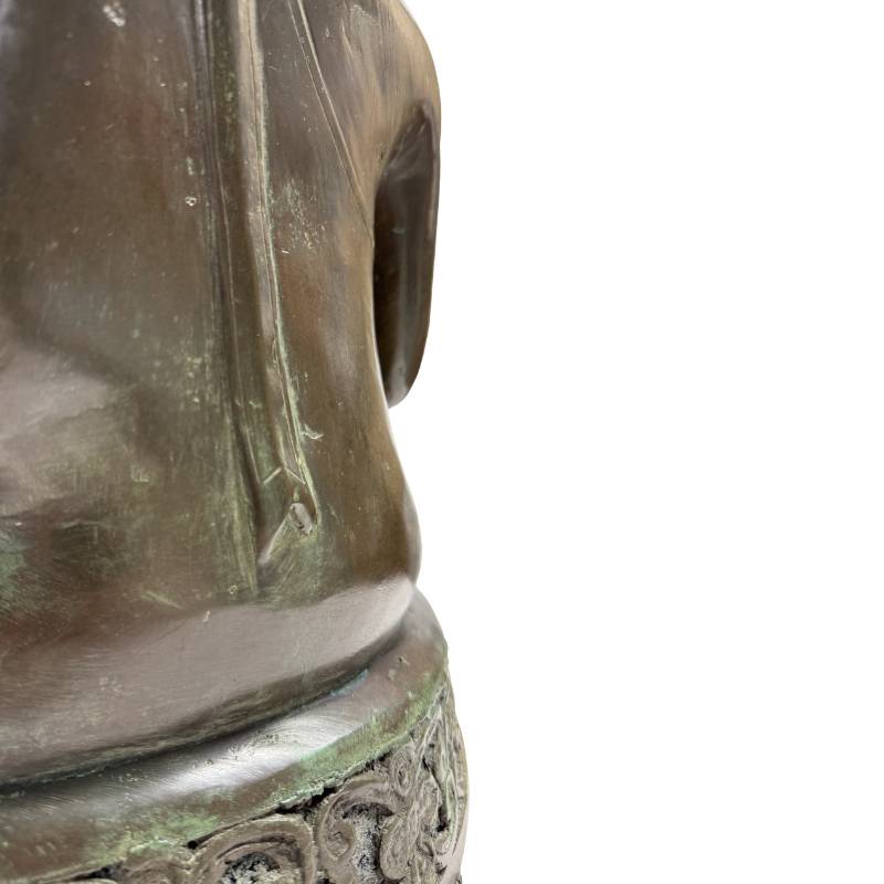 Nahaufnahme der tiefen, gewachsenen Patina auf der antiken Bronzeoberfläche.