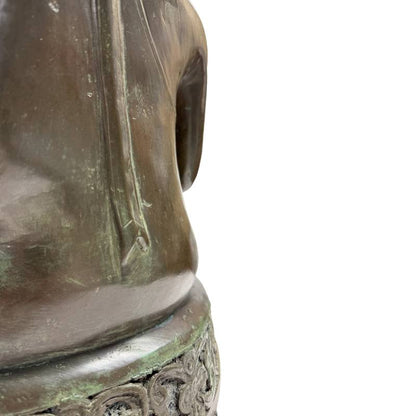 Nahaufnahme der tiefen, gewachsenen Patina auf der antiken Bronzeoberfläche.