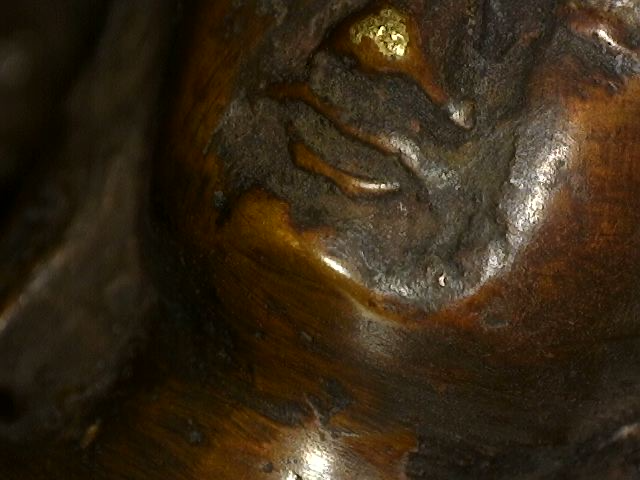 Mikrofoto der Patina-Schicht eines antiken Himalaya-Buddhas, Lot 462, 19. Jahrhundert, Visualisierung der mineralischen Korrosion und Goldreste auf nepalesischer Bronze, 1stbuddha.