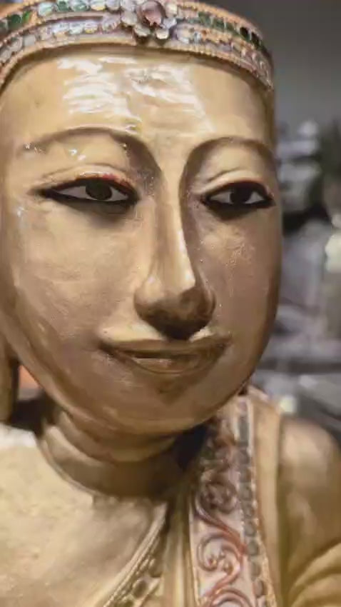 traditionelle buddha figur aus holz aus myanmar video