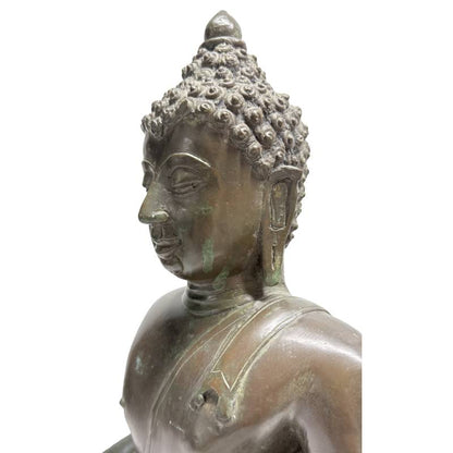 Frontalansicht der Statue zur Darstellung der harmonischen Proportionen und der meditativen Symmetrie.