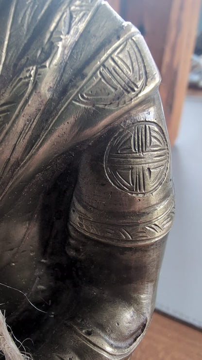 Antiker chinesischer Bronze-Buddha der Qing-Dynastie, 20 cm hoch, in Meditationshaltung mit Shou-Symbolen, 1,3 kg schwere Bronze, authentische dunkle Patina und Gusskern-Reste, Lot 458, 1stbuddha.