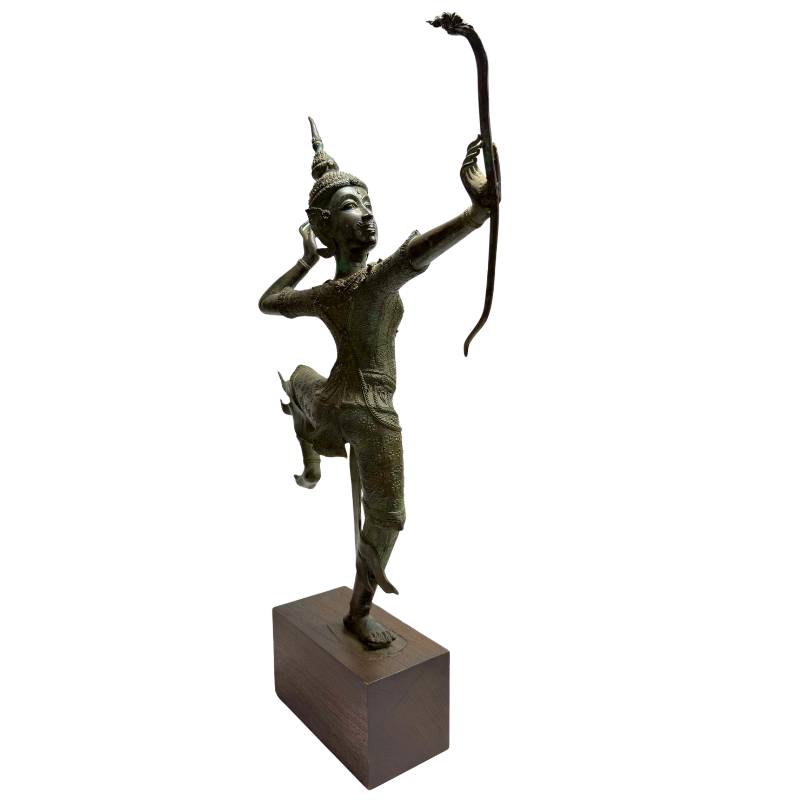 Thailändische Rama Figur aus Bronze mit gewachsener dunkler Patina, 83 cm hoch, 12,2 kg, natürliche Aufhellungen auf der Oberfläche, montiert auf Holzsockel, Lot 445, 1stbuddha.
