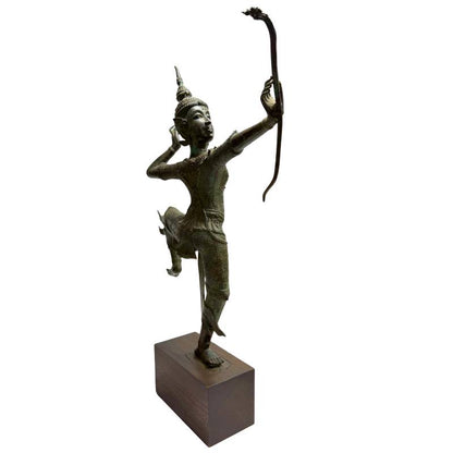 Thailändische Rama Figur aus Bronze mit gewachsener dunkler Patina, 83 cm hoch, 12,2 kg, natürliche Aufhellungen auf der Oberfläche, montiert auf Holzsockel, Lot 445, 1stbuddha.