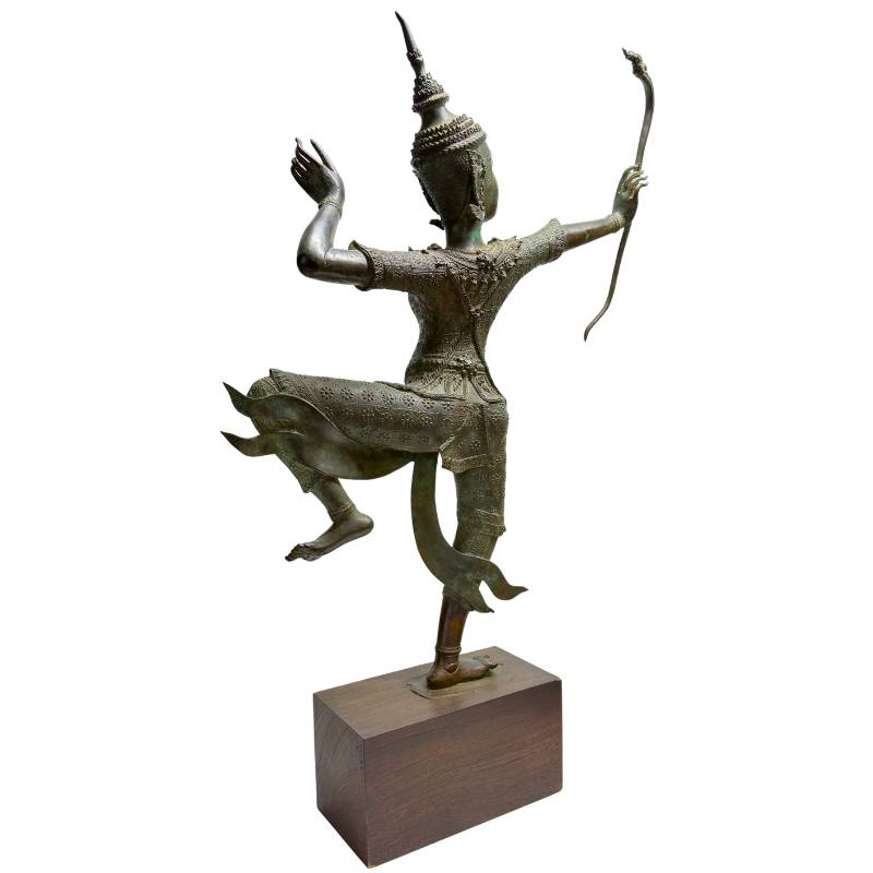 Große Rama Skulptur aus Bronze auf massivem Holzsockel montiert, Thailand, 83 cm hoch, 12,2 kg schwer, dunkle Edelpatina, detailreiche Krone und Gewand, Lot 445, 1stbuddha.