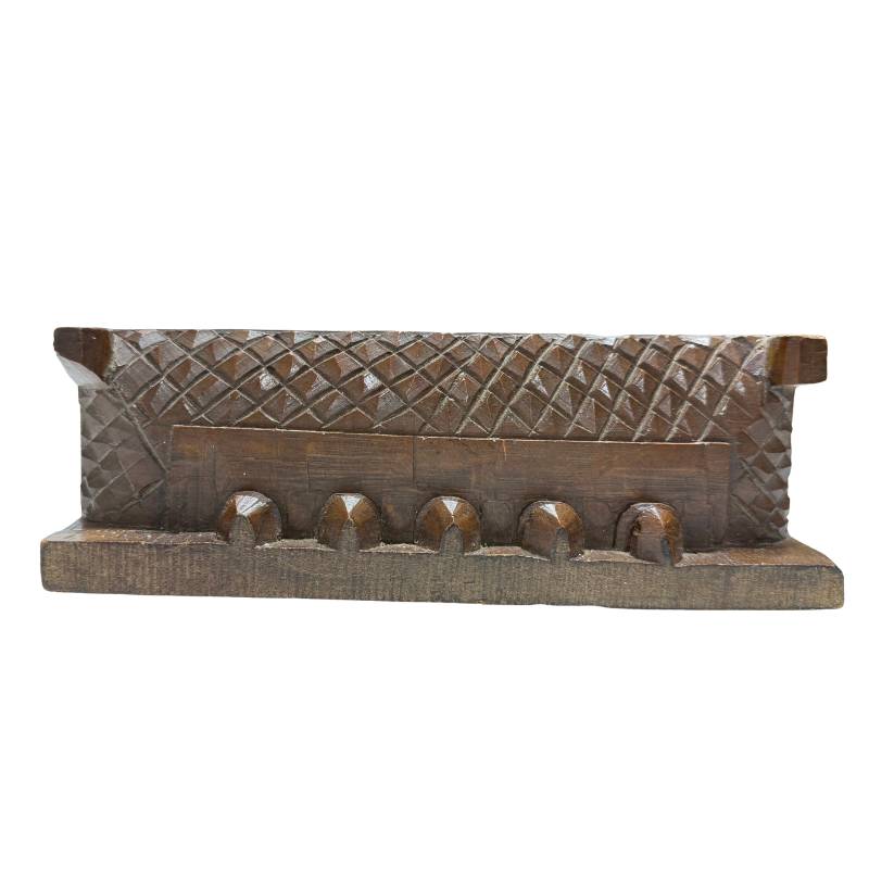 Antikes religiöses Holzrelief aus Südindien, Darstellung von Meenakshi und Shiva (Heilige Hochzeit), flankiert von Vishnu, frühes 20. Jahrhundert, Lot 449, 46 cm hoch, 3,5 kg, handgeschnitztes Hartholz, hinduistische Sakralkunst, 1stbuddha Expertise.