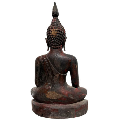 holzfigur	Rituell geweihter Buddha mit tiefem Weihungsschacht im Boden.