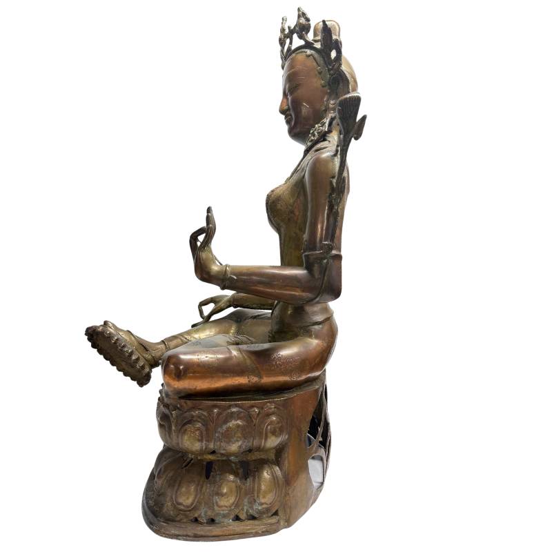 Detailansicht ritueller Gravuren und manueller Linienmuster auf der Oberfläche einer monumentalen Tara-Bronze, tibetischer Stil, Lot 408 bei 1stbuddha, 19. Jahrhundert, tief in die rotbraune Patina integrierte Bearbeitungsspuren.
