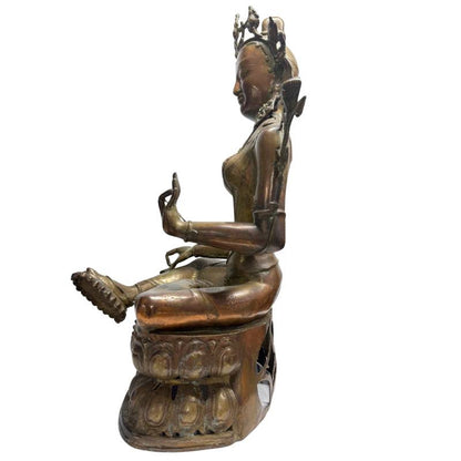 Detailansicht ritueller Gravuren und manueller Linienmuster auf der Oberfläche einer monumentalen Tara-Bronze, tibetischer Stil, Lot 408 bei 1stbuddha, 19. Jahrhundert, tief in die rotbraune Patina integrierte Bearbeitungsspuren.