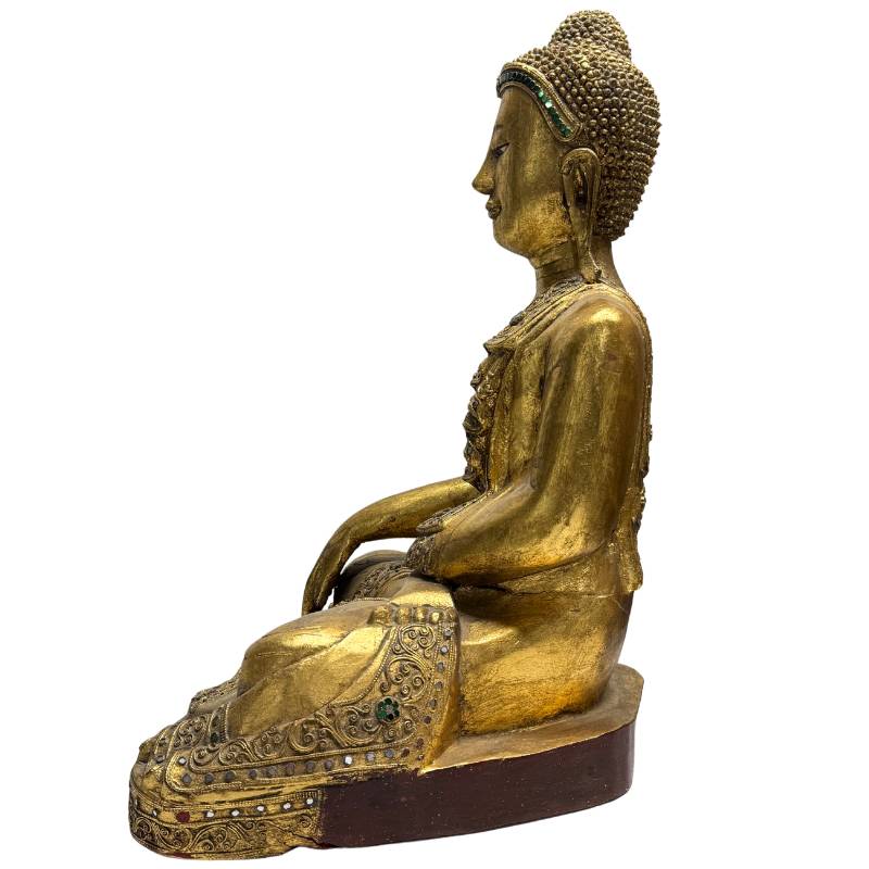 Rückseite der handgeschnitzten Holzstatue mit fließenden Gewandfalten.
