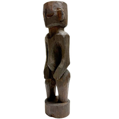 Rückseite der handgeschnitzten afrikanischen Mumuye Statue aus einem Stück Holz.