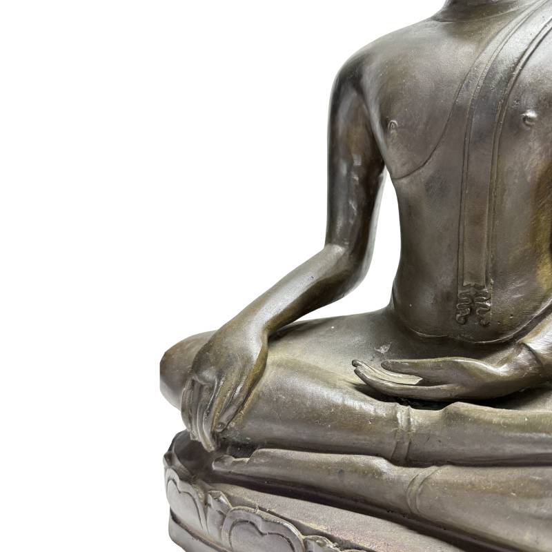 Rückseite des 47,5 cm hohen antiken Buddhas zur Dokumentation der Gussqualität.