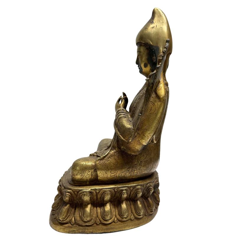 Rückseite der massiven tibetischen Bronze-Statue zeigt die fließenden Gewänder.