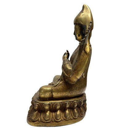 Rückseite der massiven tibetischen Bronze-Statue zeigt die fließenden Gewänder.