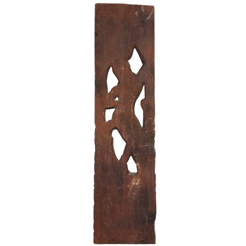 Rückseite einer antiken balinesischen Holzskulptur mit historischer Oxidation und Maserung