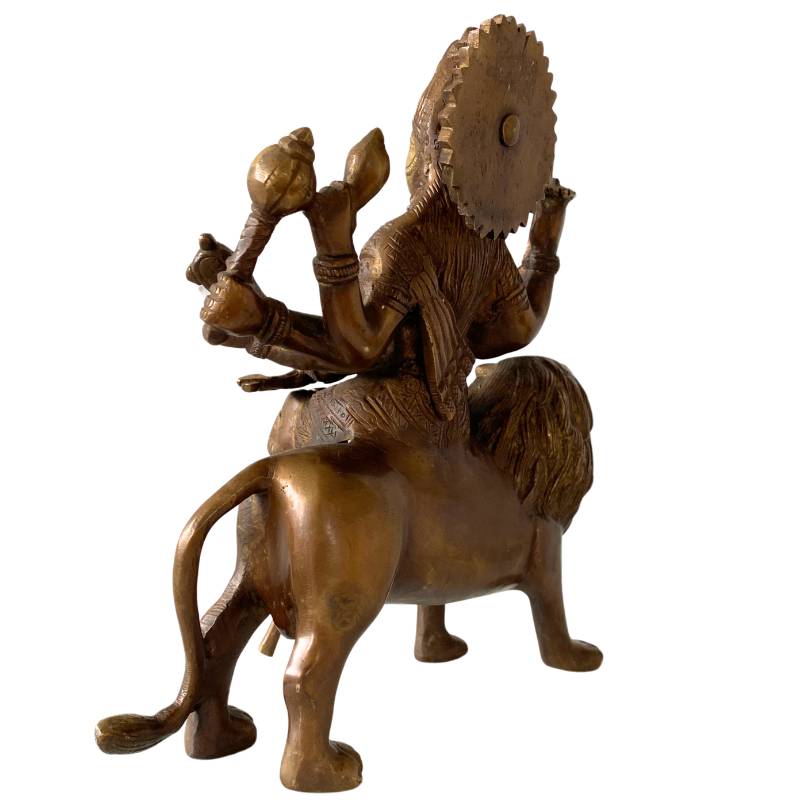 Seitenansicht der Durga-Statue aus Bronze auf einem Löwen.