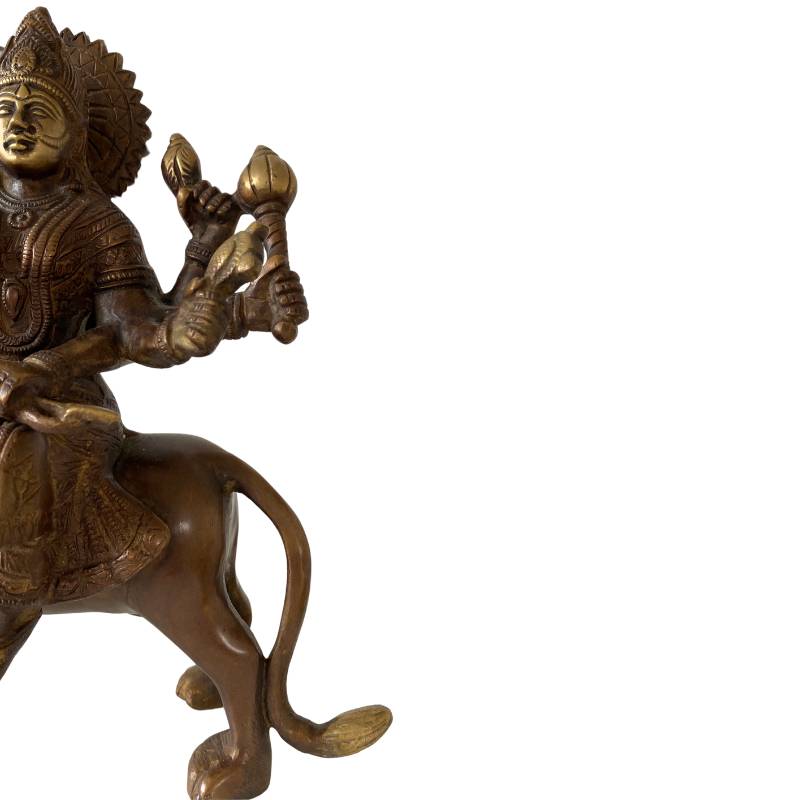 Seitenansicht der Durga-Statue aus Bronze auf einem Löwen, indische Handwerkskunst.