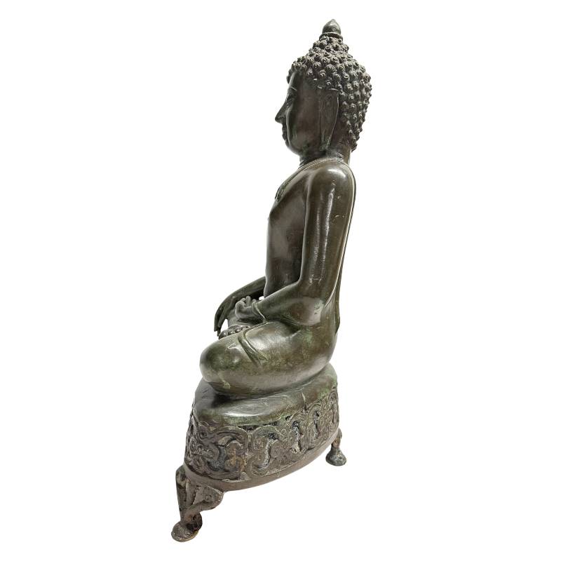 Seitenansicht der monumentalen thailändischen Tempelstatue.