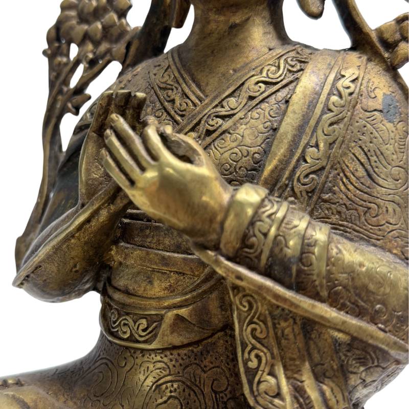 Seitenansicht der 28,5 cm hohen Je Tsongkhapa Figur zur Darstellung der Tiefe