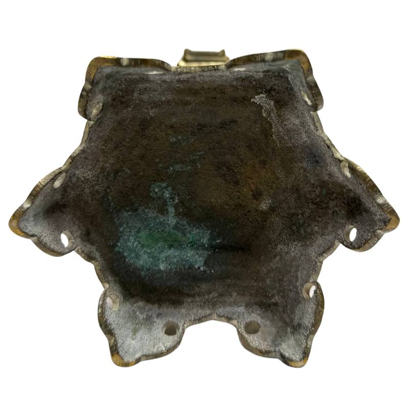 Seitenprofil der Buddha-Statue zur Darstellung der plastischen Tiefe und der feinen Gewandfalten der feuervergoldeten Bronze