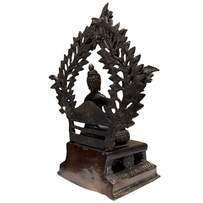 Antiker Shakyamuni Buddha aus dem Himalaya, feuervergoldete Bronze, 17.-18. Jahrhundert, 35 cm hoch, 5,4 kg, Newar-Tibet-Tradition mit Aureole
