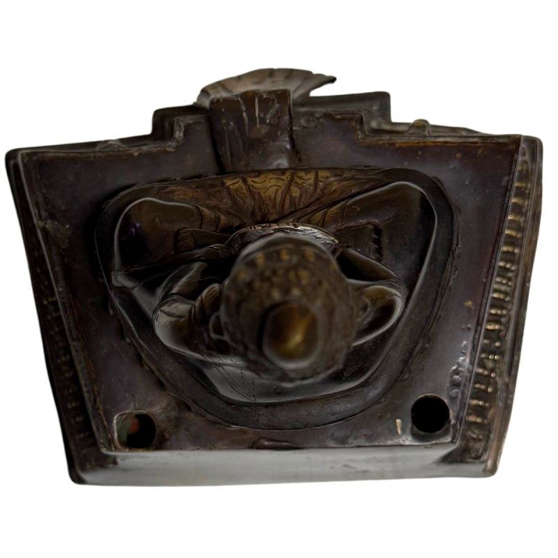Antiker Shakyamuni Buddha auf einem doppelten Lotusthron, Himalaya-Region, 17.-18. Jahrhundert, feuervergoldete Bronze, 35 cm hoch, 5,4 kg, mit Aureole