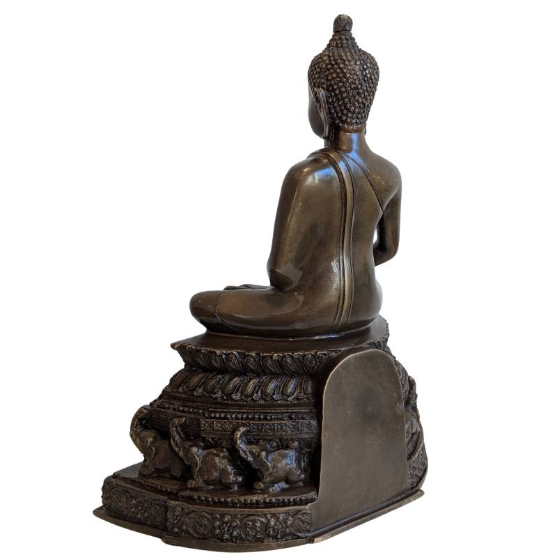 Sitzender Buddha Bronze mit Elefanten Sockel und Patina ruhige Figur