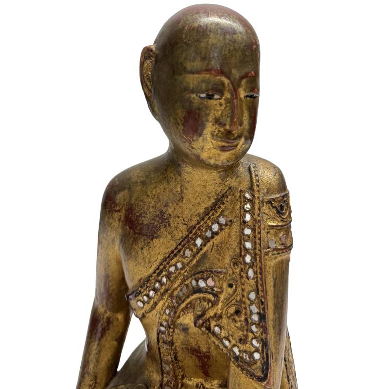 Detail der rituellen Spiegel-Einlagen, die typisch für religiöse Skulpturen aus dem alten Burma sind