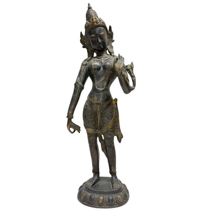 Antike Bronze-Statue einer stehenden Tara aus der Himalaya-Region.