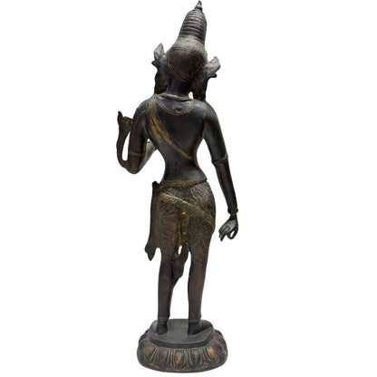 Nahaufnahme der detaillierten Lotusbasis der antiken Bronzefigur.