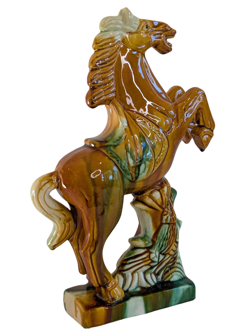 steigendes pferd keramik skulptur dynamische form energie