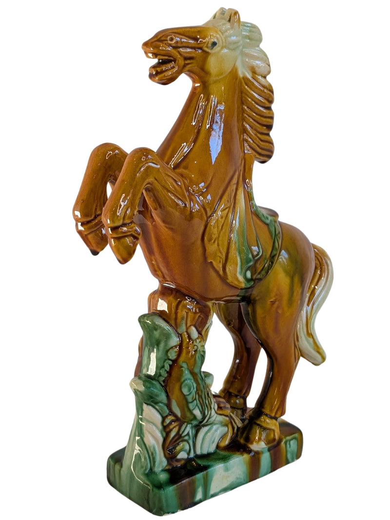 steigendes pferd keramik skulptur kraftvolle haltung