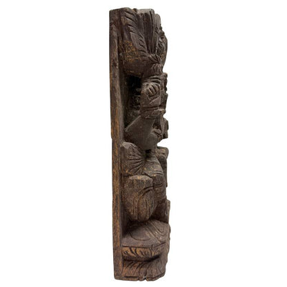Antikes südindisches Tempelrelief aus Holz, Darstellung der Göttin Parvati auf Lotosbasis, frühes 20. Jahrhundert, Lot 451, handgeschnitzt, dunkle Edelpatina, 24 cm hoch, 1stbuddha Expertise.