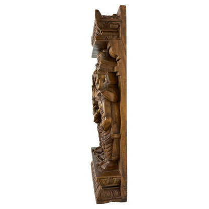 Antikes südindisches Holzschnitzwerk der Hochzeit von Meenakshi und Shiva, flankiert von Vishnu, Madurai-Stil, frühes 20. Jahrhundert, Lot 449, 46 cm hoch, 3,5 kg, massives Hartholz mit natürlicher Patina, 1stbuddha Expertise.