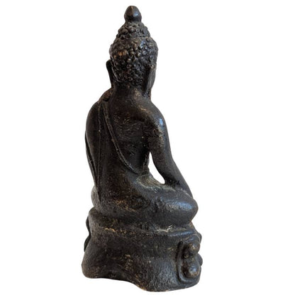 Südostasiatisches Reisebildnis aus massiver Bronze, Figur mit ritueller Kalasha-Vase, Mahayana-Stil mit Restvergoldung und antiker Patina, Lot 148.
