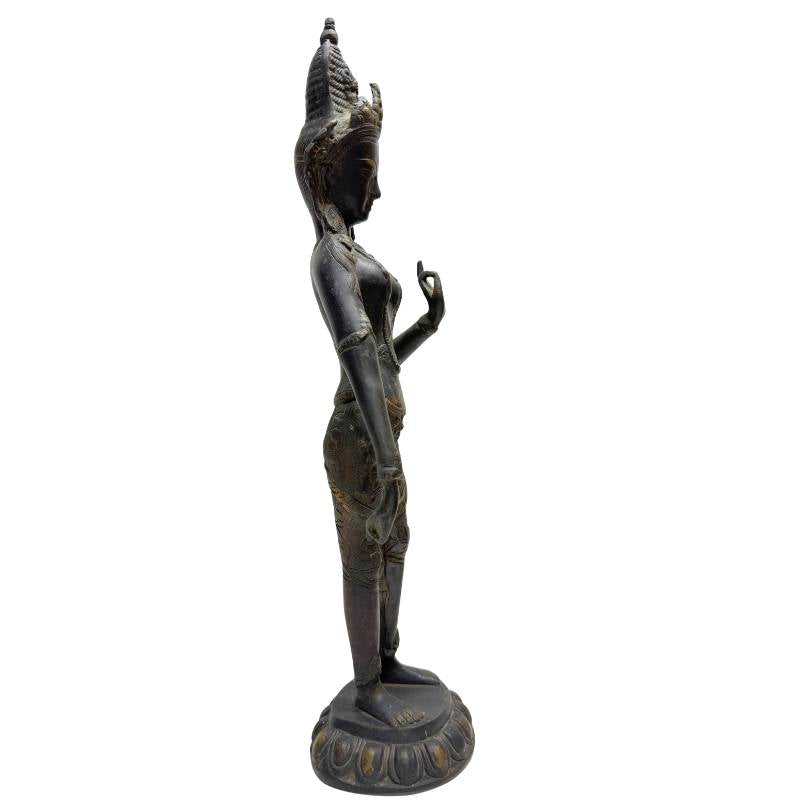 Detailaufnahme des friedvollen Gesichtsausdrucks der Tara-Statue.