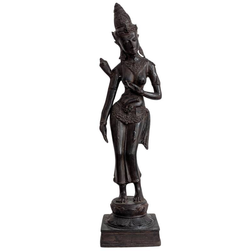 stehende tara figur suedostasien lotus in hand darstellung