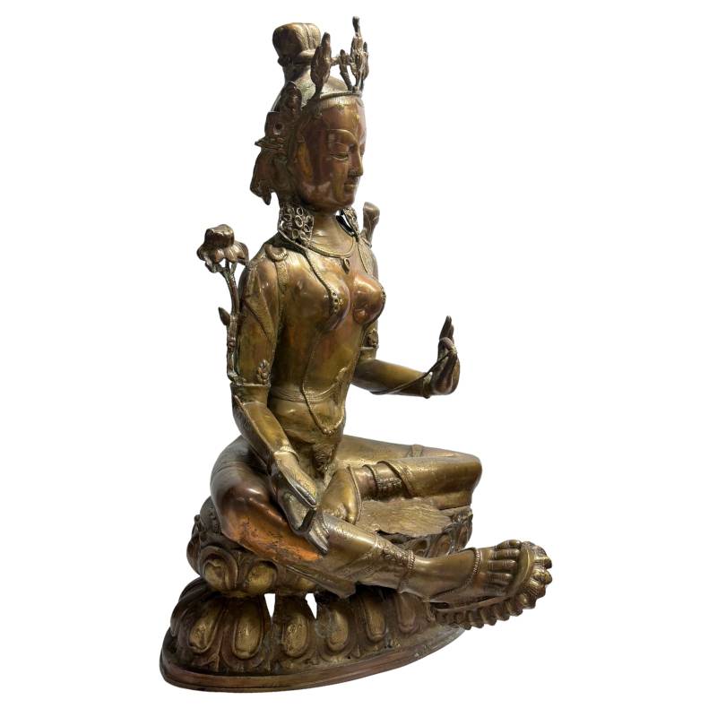 Detailaufnahme der rotbraunen Patina einer antiken Tara-Bronze, natürliche Alterungsprozesse, 19. Jahrhundert, Lot 408 bei 1stbuddha, tibetischer Stil, Reste von Feuervergoldung auf Bronzeoberfläche, museale Textur.