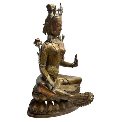 Detailaufnahme der rotbraunen Patina einer antiken Tara-Bronze, natürliche Alterungsprozesse, 19. Jahrhundert, Lot 408 bei 1stbuddha, tibetischer Stil, Reste von Feuervergoldung auf Bronzeoberfläche, museale Textur.