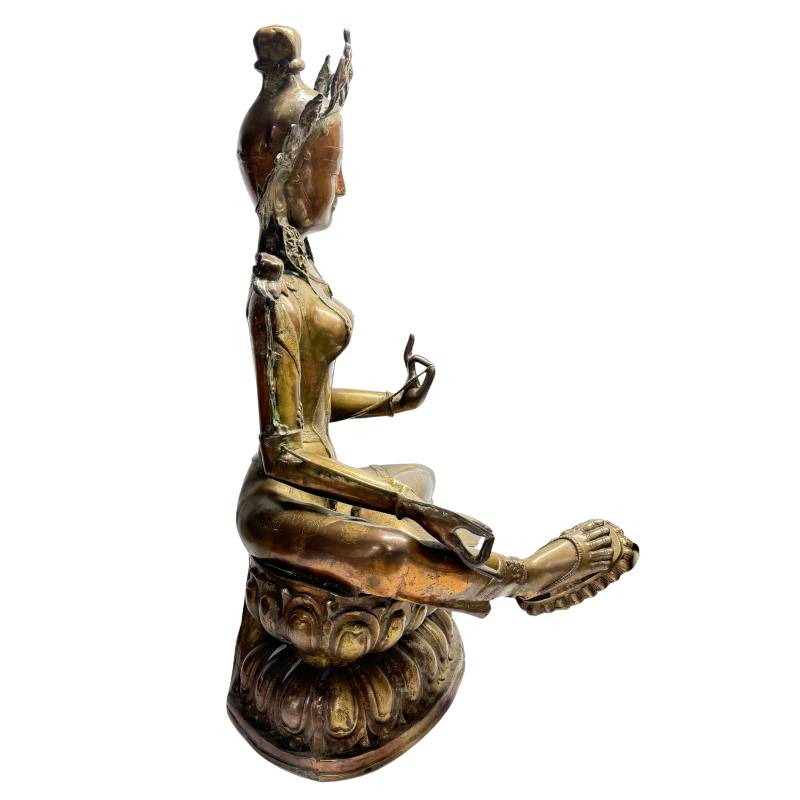 Makroaufnahme von Vergoldungsresten in den Vertiefungen einer antiken Tara-Bronze, tibetischer Stil, Lot 408 bei 1stbuddha, 19. Jahrhundert, Feuervergoldung auf dunkler Patina, handgearbeitete Details, sakrale Himalaya-Kunst.