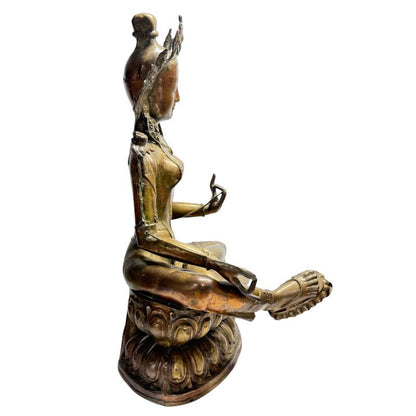Makroaufnahme von Vergoldungsresten in den Vertiefungen einer antiken Tara-Bronze, tibetischer Stil, Lot 408 bei 1stbuddha, 19. Jahrhundert, Feuervergoldung auf dunkler Patina, handgearbeitete Details, sakrale Himalaya-Kunst.