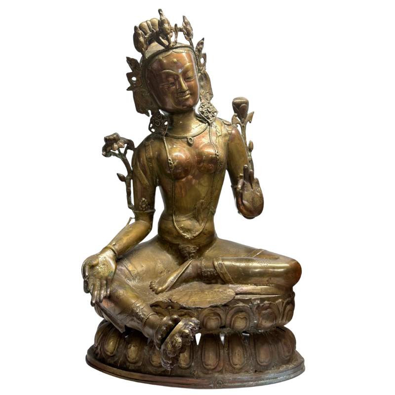 Detail einer monumentalen Tara-Figur auf einer Lotus-Basis aus Bronze, tibetischer Stil, 80 cm Gesamthöhe, Lot 408 bei 1stbuddha, 19. Jahrhundert, schwere Bronze mit Vergoldungsresten, rötlich-braune Patina, sakrale Bildhauerei.