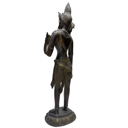 Seitenansicht der stehenden Tara mit schöner antiker Patina.