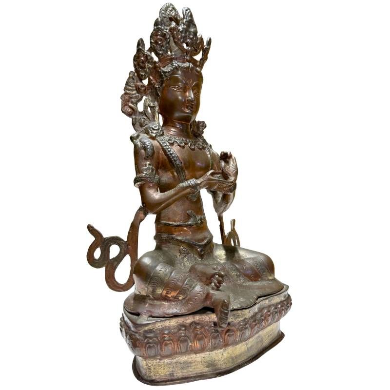 Antike Tara Statue aus Bronze für exklusives Interieur, 38 cm hoch, 3,9 kg, Himalaya-Region, Kupferlegierung mit warmer Patina, 18.-19. Jahrhundert, Lot 431.