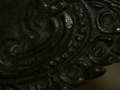 Mikroskopische Detailaufnahme eines Ornaments der thailändischen Rama Bronze-Statue. Die 80-fache Vergrößerung zeigt die feine handwerkliche Ziselierung des Gewandes und die natürliche mineralische Patina in den Vertiefungen, Lot 445, 1stbuddha.