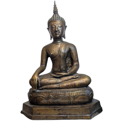 grosse buddhaskulptur thailand sitzend erdberuehrungsgeste