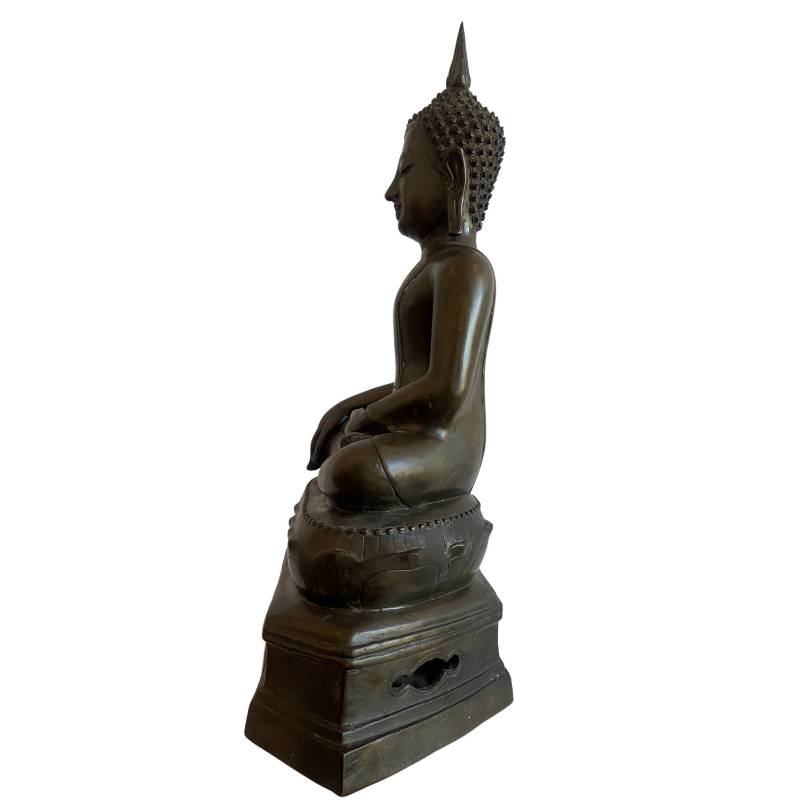 Thailändische Buddha Statue aus Bronze mit tempelartiger Ausstrahlung
