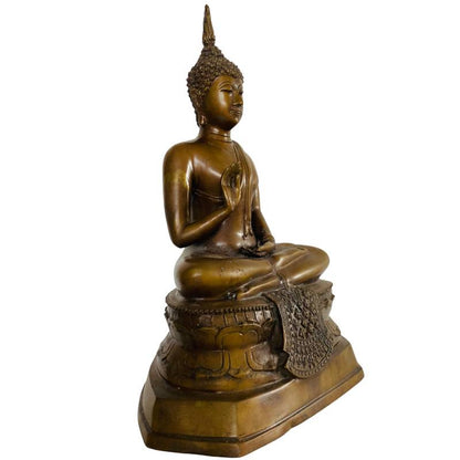 Detailansicht einer thailändischen Buddha-Statue aus Bronze mit Goldresten und Patina