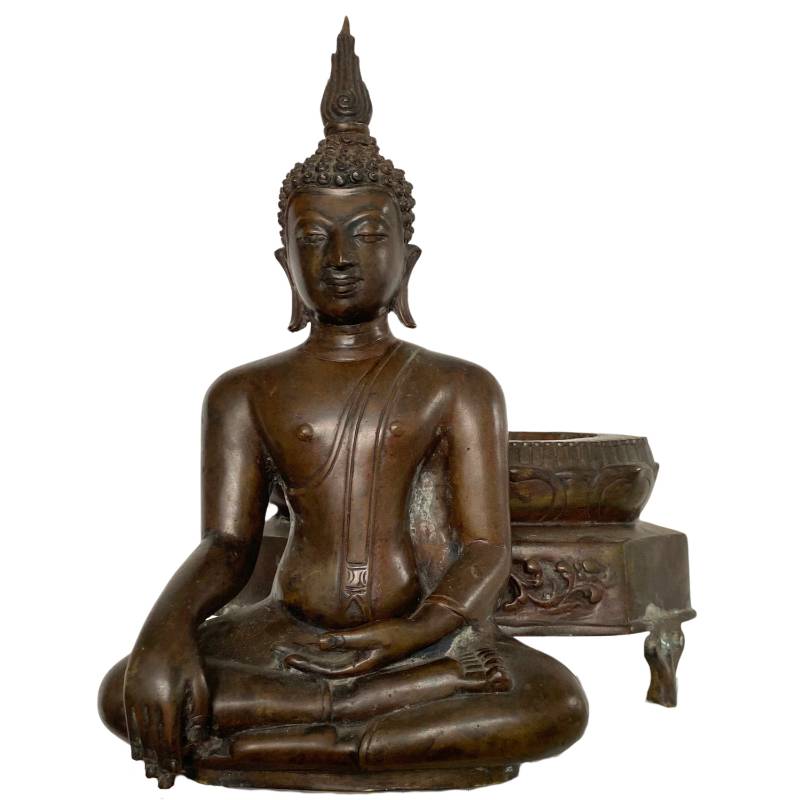 Thailändischer Bronze-Buddha auf Lotussockel in Meditationshaltung